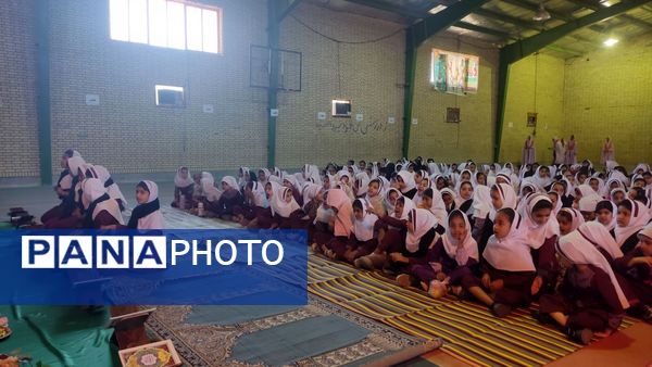 نور قرآن در ایام فاطمیه دبستان استقلال حاجی‌آباد را روشن کرد