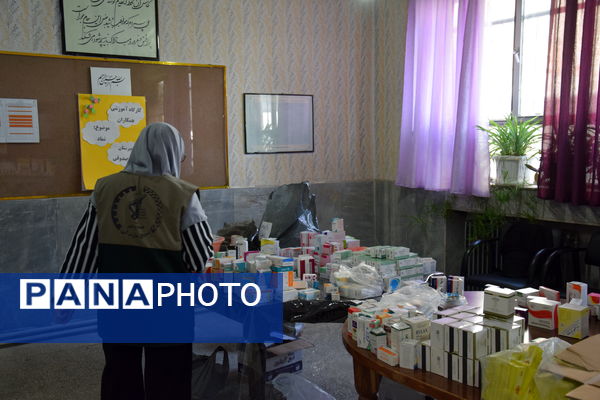 برپایی میز خدمت‌رسانی درمانی در دبیرستان شهید صدوقی با همکاری نهادهای جهادی