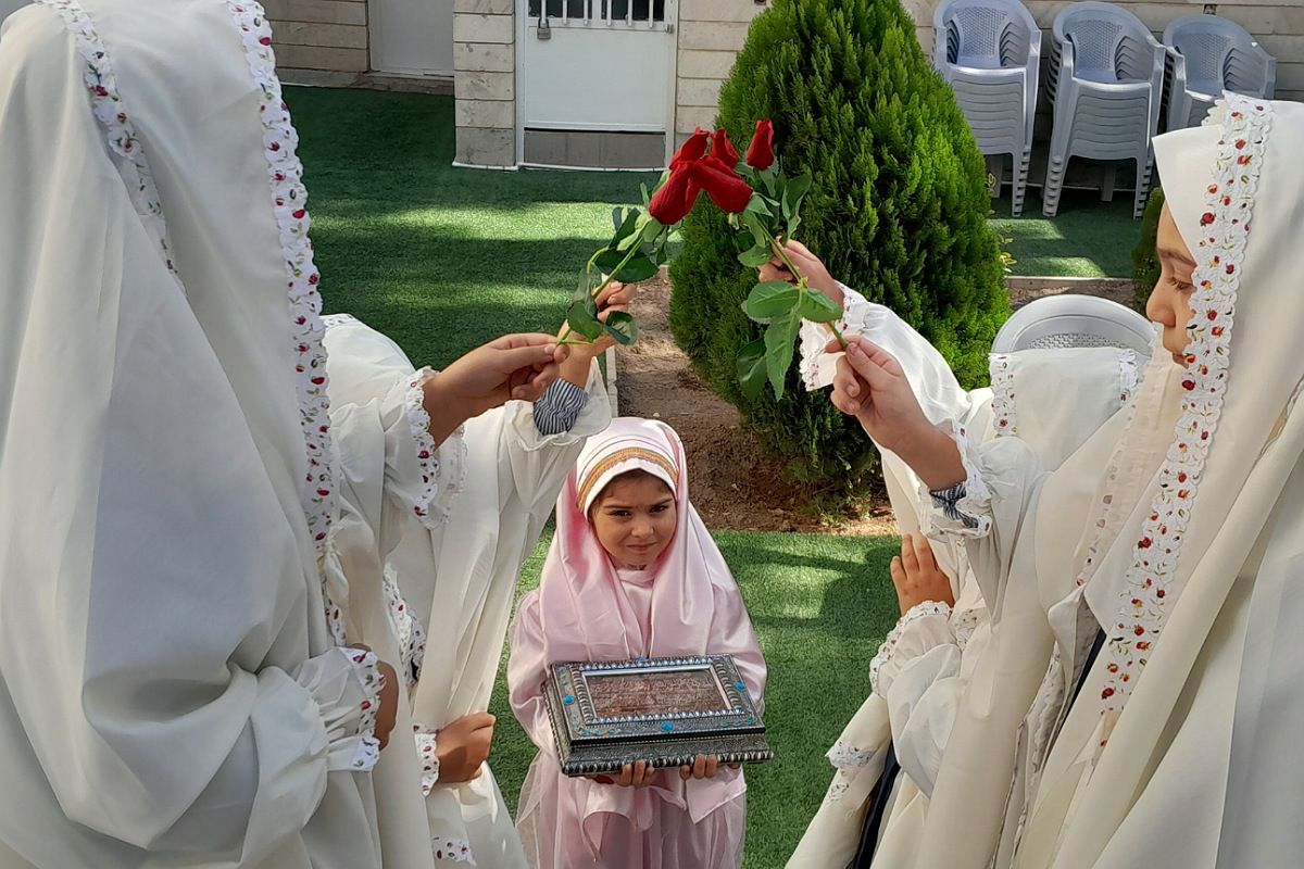 جشن شکفتن غنچه‌ ها، در دبستان مهرتابان بهارستان دو