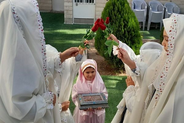 جشن شکفتن غنچه‌ ها، در دبستان مهرتابان بهارستان دو