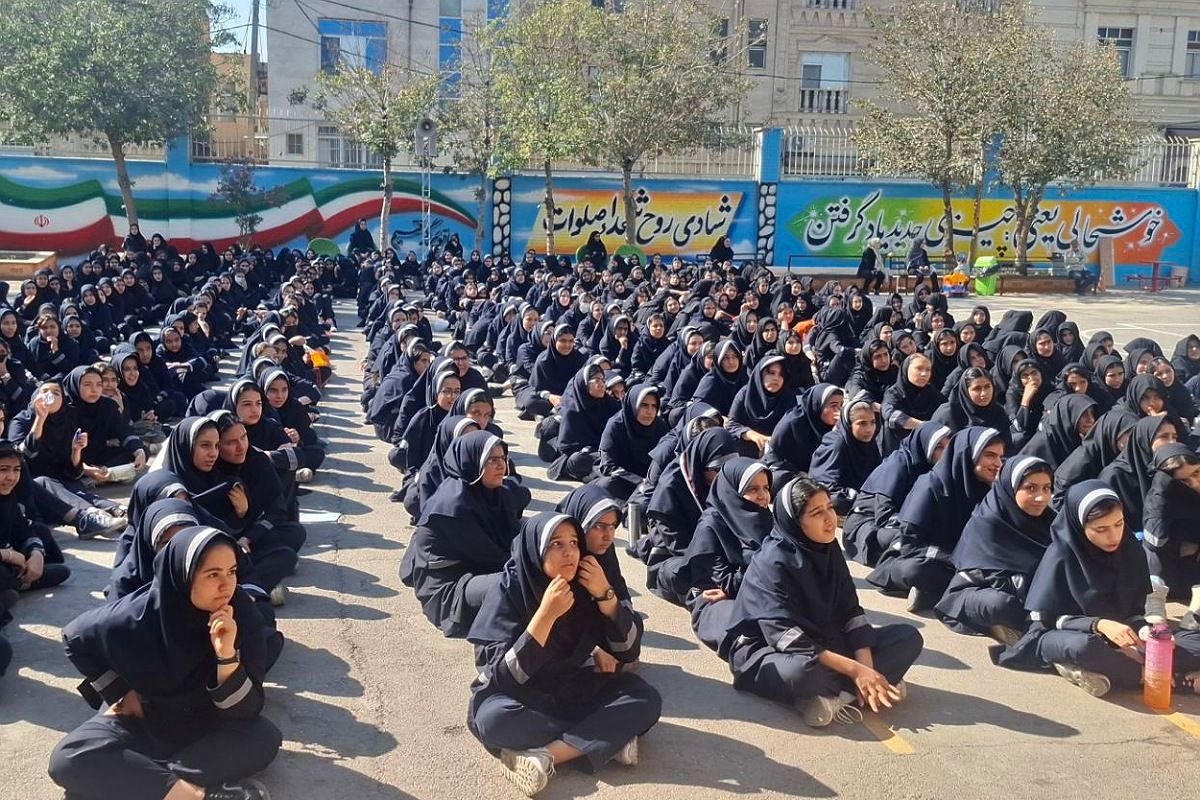 جشن ولادت حضرت زینب و روز پرستار در دبیرستان شهید زهره‌وند قرچک