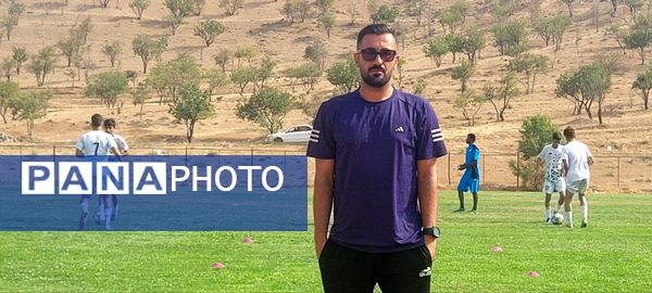 برگزاری مسابقه فوتبال بین تیم‌های  ذوب آهن اصفهان و ذوب آهن شهرکرد در زمین چمن شهر سامان 