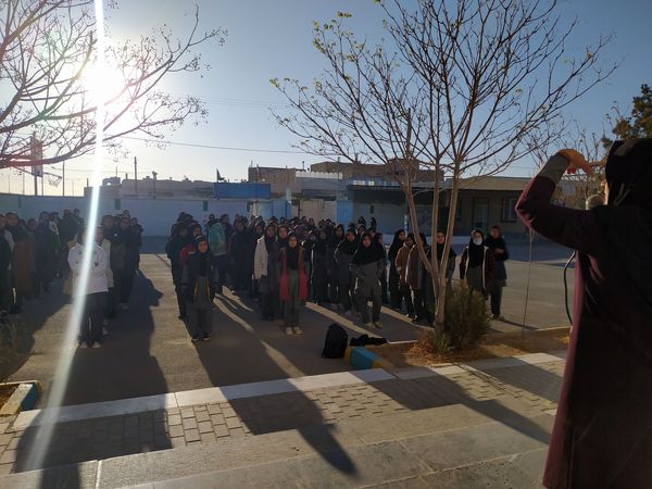 مراسم صبحگاه در دبیرستان دخترانه امید 