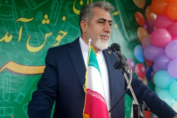 نواختن زنگ مهر در دبستان نجمه شهرستان فیروزکوه