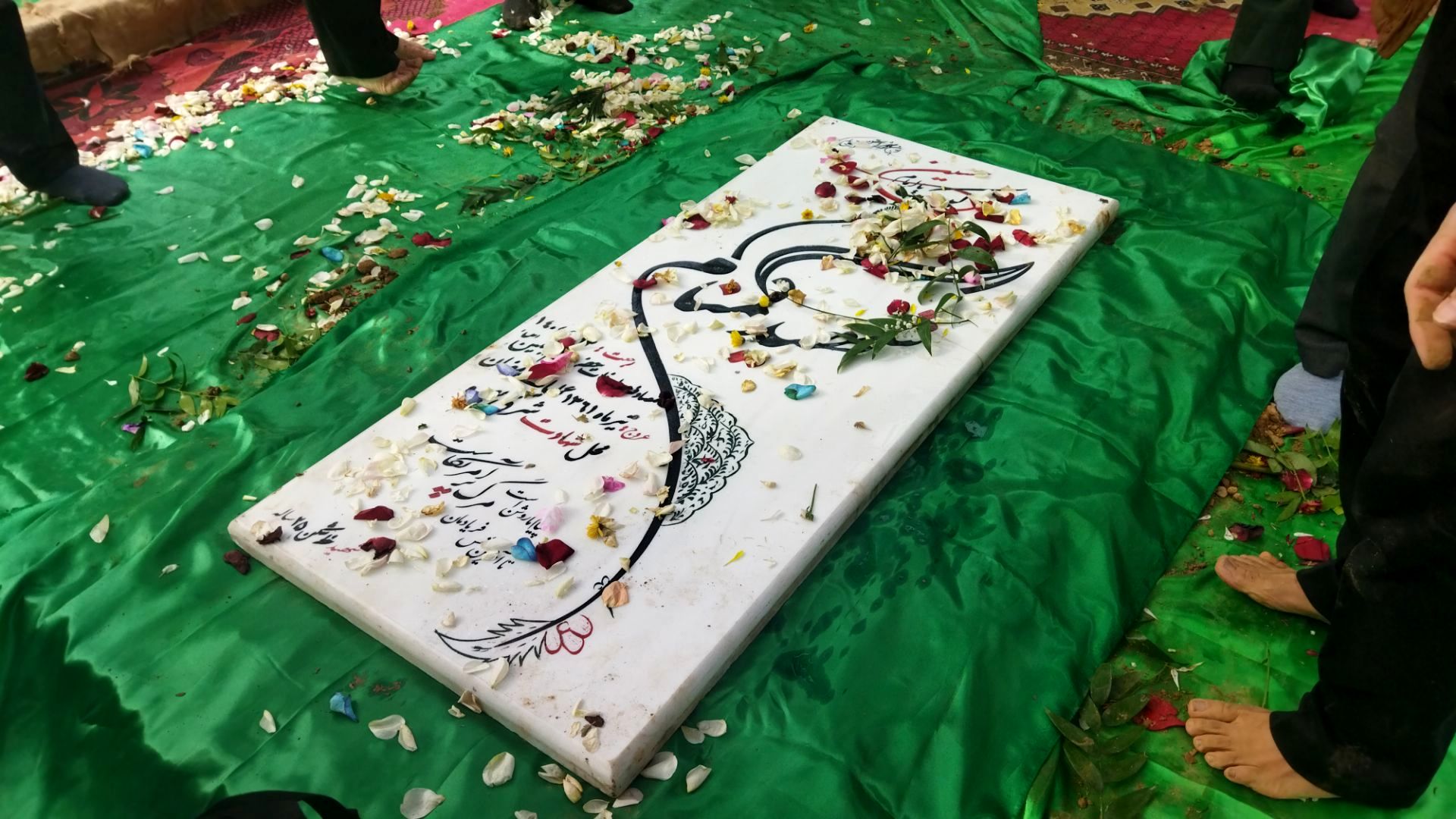 تدفین شهید گمنام در پارک مهر نیشابور 