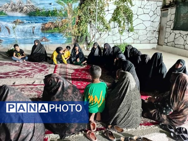 مراسم عزاداری ماه صفر در روستای نقاب در هنگام قطع برق