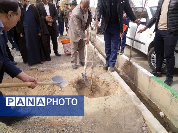 مراسم درخت کاری در مدرسه پویندگان فرهنگ شهرستان خلیل آباد 