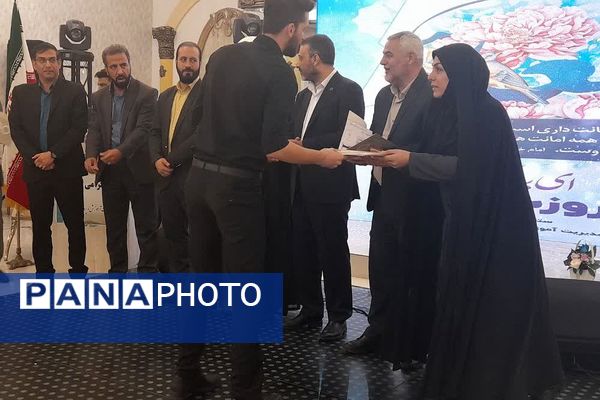 تجلیل از مدیران و معلمان نمونه مدارس غیردولتی شهرستان اسلامشهر 