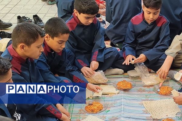 گرامیداشت روز جهانی تخم‌مرغ و تغدیه سالم در مدرسه هموطن۲ رودهن 