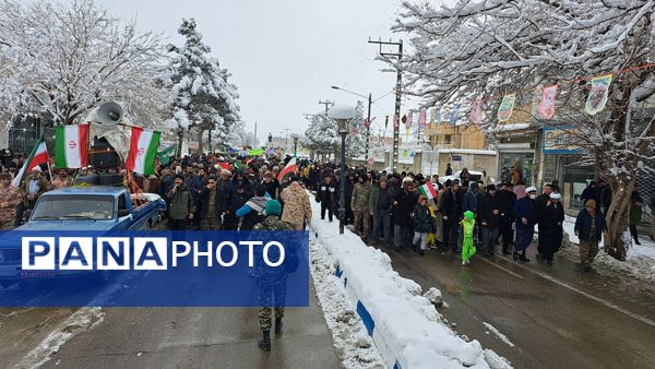 حضور پر شور فرهنگیان و دانش آموزان در کنار مردم ولایتمدار شهرستان صالح آباد در یوم الله ۲۲بهمن