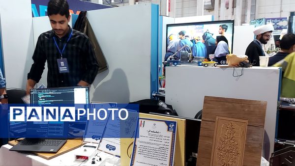 غرفه افتخارات و دستاوردهای هنرستان استعدادهای درخشان امیرکبیر ناحیه شش 