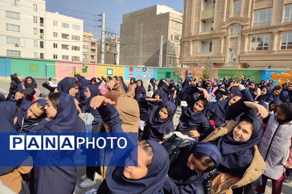 شور وشوق دانش‌آموزان در برنامه صبحگاهی مدرسه مریم بهارستان دو