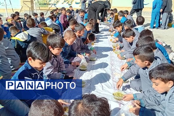 طبخ آش نذری به‌مناسبت شهادت حضرت فاطمه(س) در آموزشگاه مولوی کمیجان