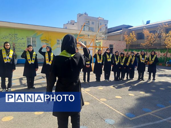 آموزش دوره پیشتازان در دبیرستان دخترانه علی افشار‌نژاد