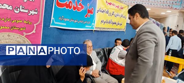 برپایی میز خدمت ادارات در مصلای نماز جمعه شهرستان محمودآباد
