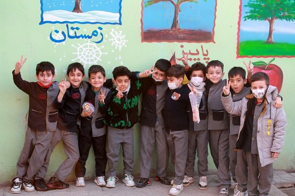 صبحگاه پرشور پاییزی در مدرسه نور ایمان بهارستان‌دو