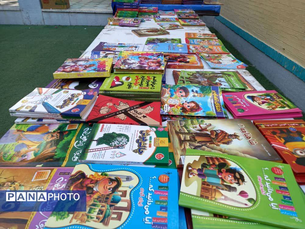 نمایشگاه کتاب در دبستان مریم بندرعباس