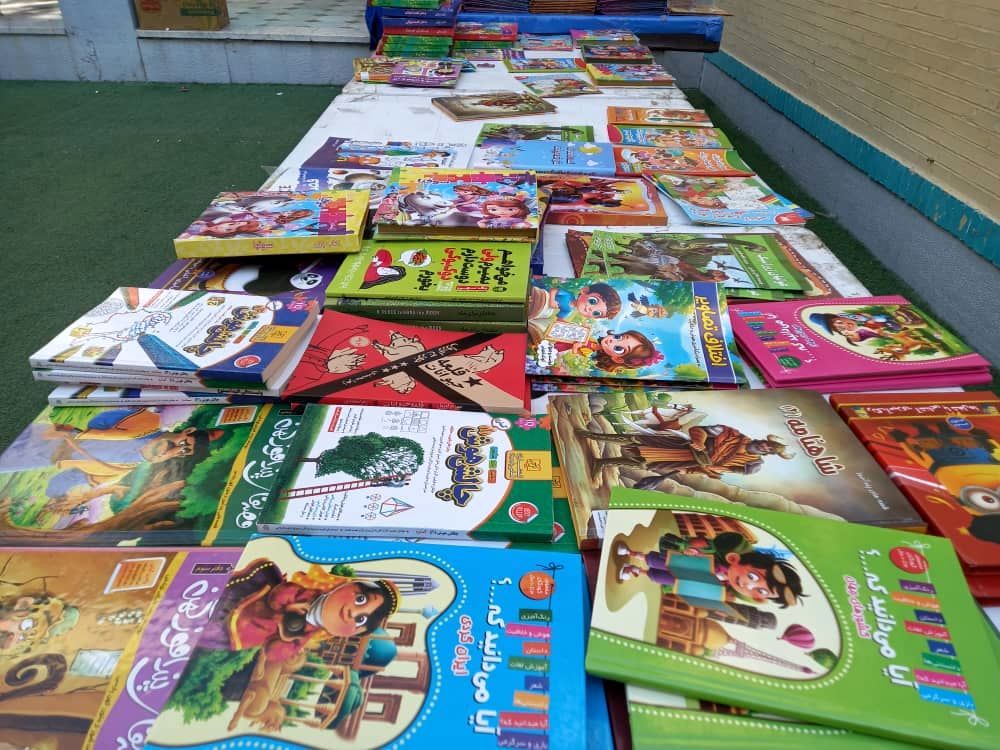 نمایشگاه کتاب در دبستان مریم بندرعباس