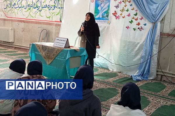 نشست کتابخوان مدرسه‌ای در دبیرستان دخترانه جوادالائمه بهارستان‌دو