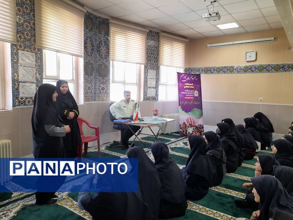 حضور فرماندهی نیروی انتظامی ناحیه ۳ مشهد در مدرسه شاهد ارض اقدس 