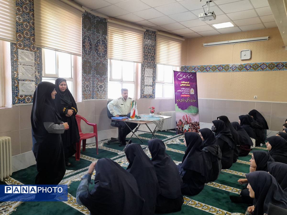 حضور فرماندهی نیروی انتظامی ناحیه ۳ مشهد در مدرسه شاهد ارض اقدس
