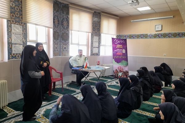 حضور فرماندهی نیروی انتظامی ناحیه ۳ مشهد در مدرسه شاهد ارض اقدس 