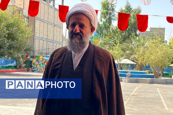 برپایی نماز جماعت همراه با بزرگداشت و تجلیل از مقام‌آوران دانش‌آموزی مدرسه نمونه دولتی ارشاد