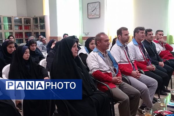 تجلیل از دانش‌آموزان برگزیده استانی طرح دادرس دبیرستان فرزانگان یک اسلامشهر