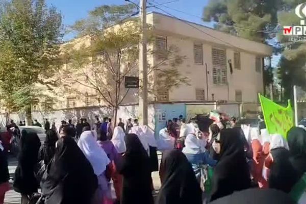 حضور پرشور دانش‌آموزان کوهدشت در راهپیمایی یوم‌الله ۱۳ آبان