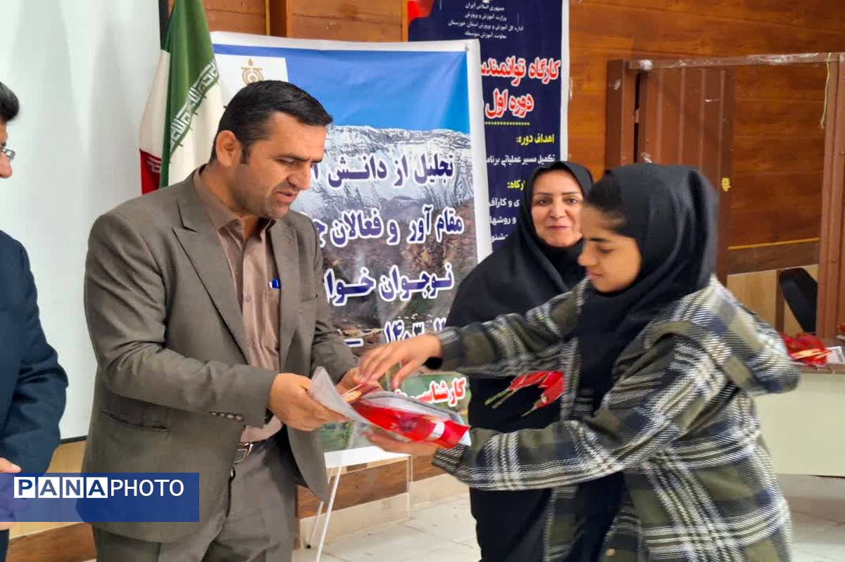 تجلیل از دانش‌آموزان مقام آور و فعالان جشنواره نوجوان خوارزمی