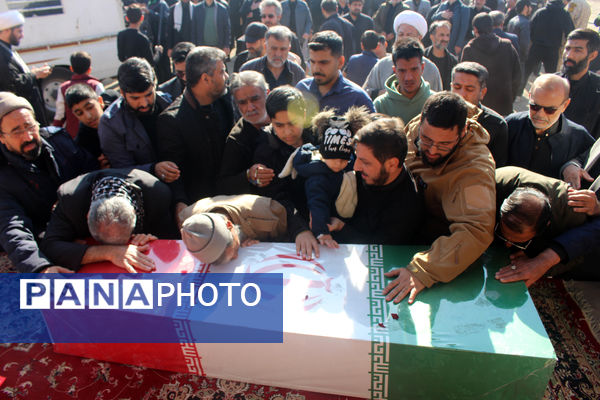 جلوه‌هایی از حضور نوجوانان در مراسم تشییع و خاکسپاری شهدای گمنام