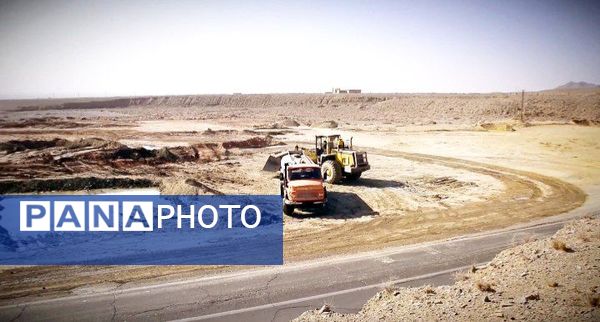 عملیات خاکبرداری و تسطیح ضلع غربی میدان طبیعت کاشمر