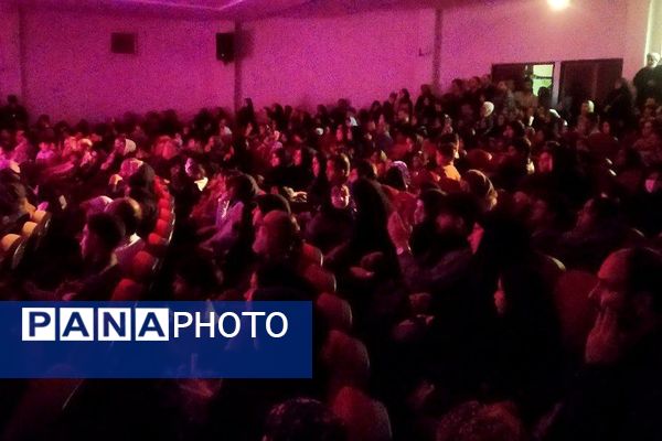 «روایت زمان»؛ هنرنمایی تئاتری در ستایش شهدا روی صحنه فرهنگسرای رازی ورامین