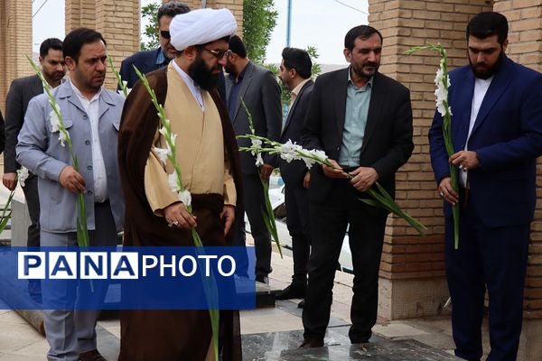 مراسم غبارروبی مزار شهدای فرهنگی در پاکدشت 

