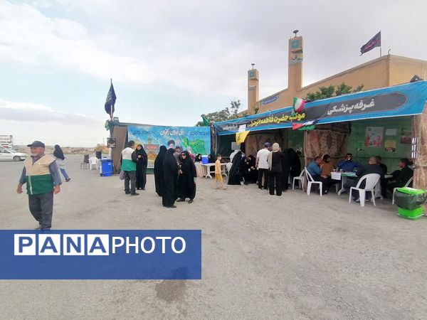 جلوه‌های از عاشقی زائرین و خادمیاران در موکب حضرت فاطمه زهرا (س) 