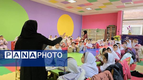 بازدید دانش‌آموزان و مسئولان از کتابخانه شهید بهشتی آشخانه