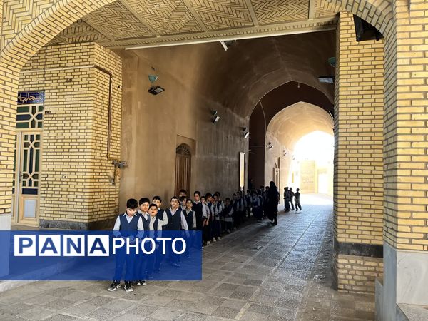 بازدید دانش‌آموزان میبدی از بافت سنتی شهرستان 