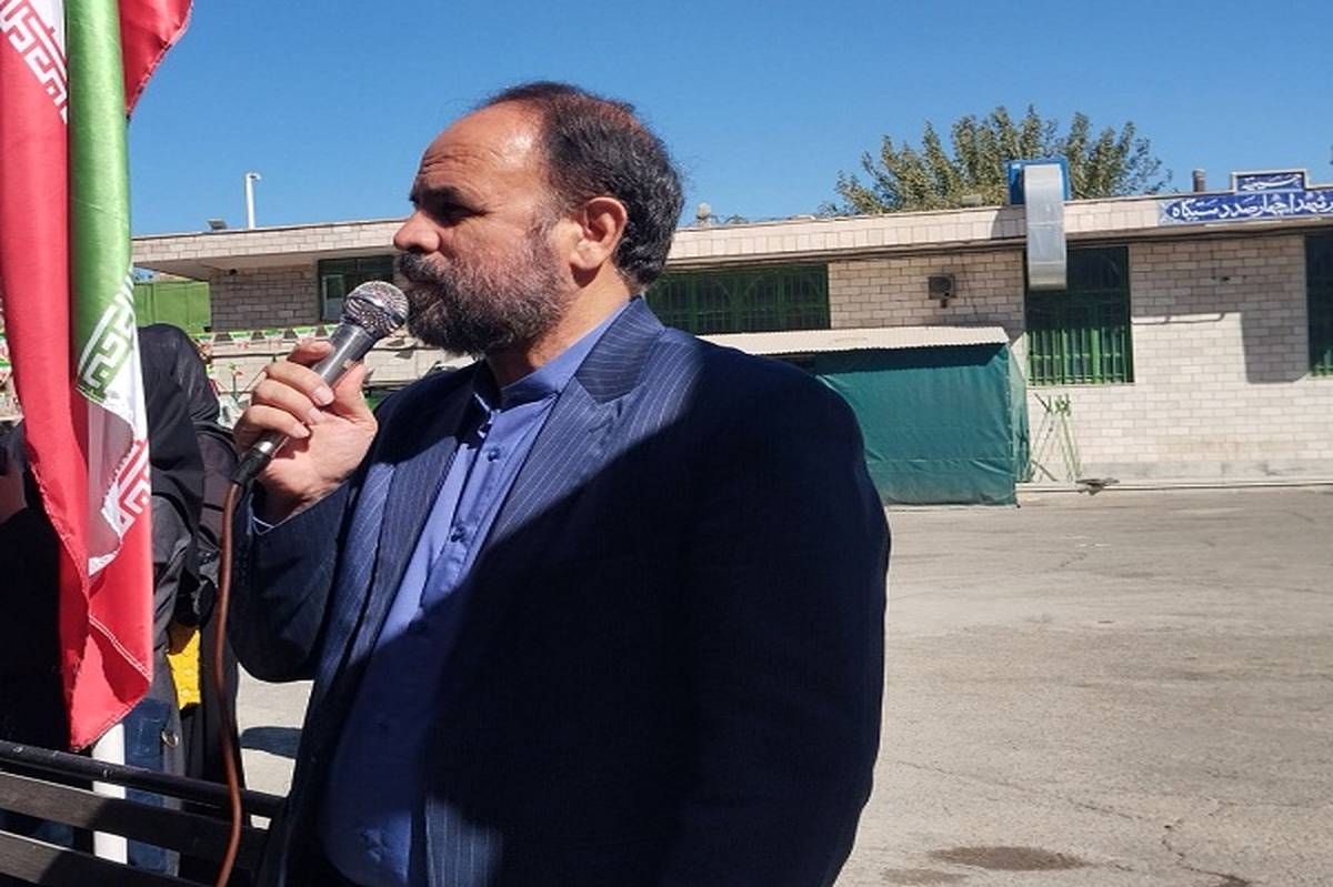 دانشآموزان البرزی آرامگاه شهدا را گلباران کردند