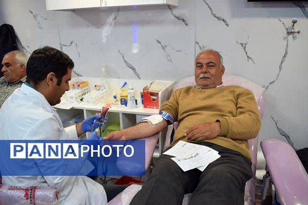 بازدید مدیر آموزش و پرورش بهاباد از پایگاه انتقال خون در بیمارستان حکیم بهابادی