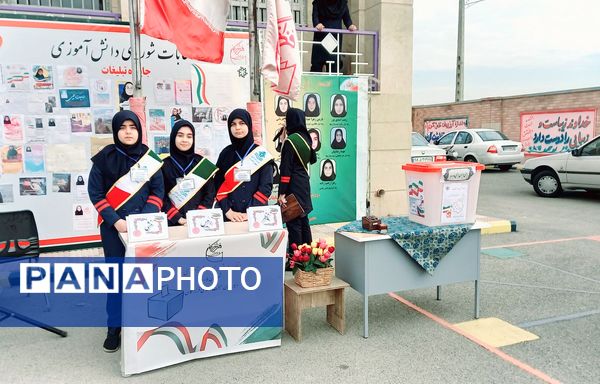 نواختن زنگ استکبارستیزی همزمان با برگزاری بیست و هفتمین دوره انتخابات شورای دانش‌آموزی در آموزشگاه فرزانگان ملارد
