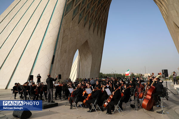 اجرای ارکستر سمفونیک تهران در میدان آزادی