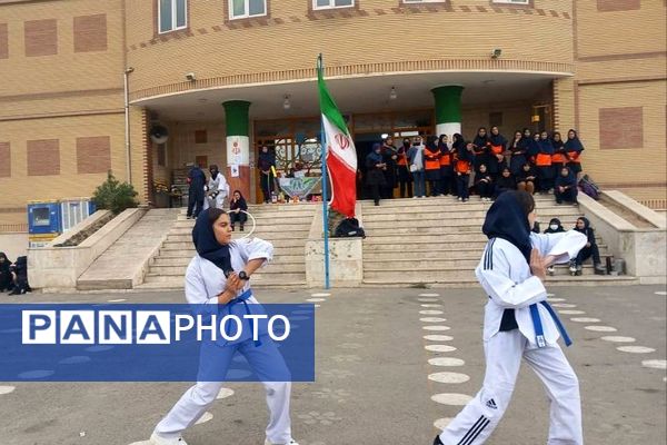 هنرنمایی دانش‌آموزان در رشته‌های ورزشی به‌مناسبت هفته تربیت‌بدنی در ناحیه 2 شهرری 