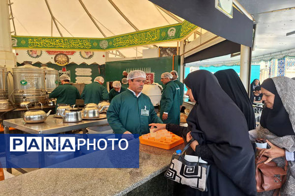 پذیرایی مردم بوشهر در چایخانه امام رضا(ع) 
