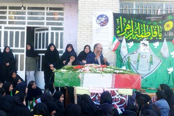 دبیرستان دخترانه صنف پوشاک ناحیه 3 میزبان شهید گمنام