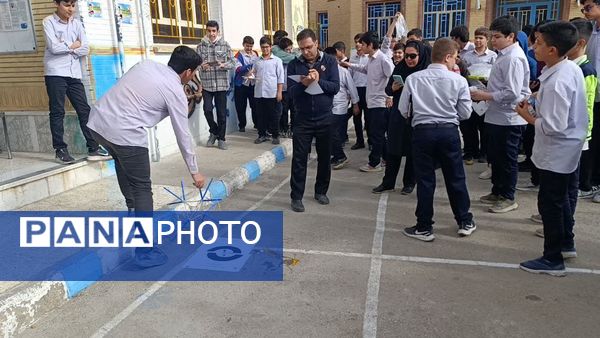 مسابقه «نجات تخم‌مرغ» در دبیرستان شهید بهشتی بهبهان