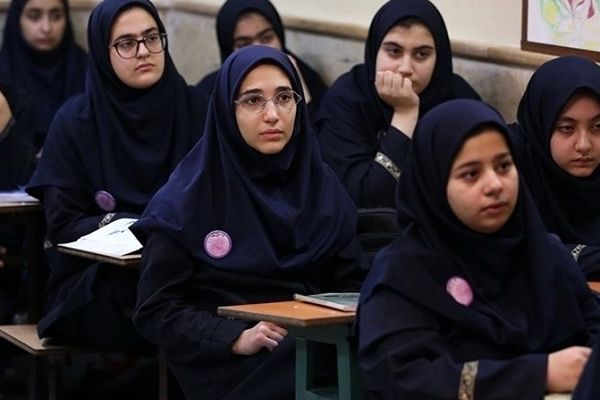 فشار بر نوجوانان برای کسب نمرات بالا، یکی از موضوعات بحث‌برانگیز خانواده‌ها است