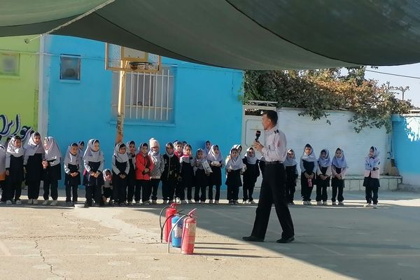 آموزش اطفاء حریق در مدرسه ناهید نخودی
