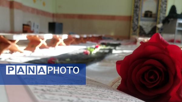 محفل انس با قرآن به‌ مناسبت یادبود سید حسن نصرالله در دبیرستان حضرت‌زینب(س) شهرستان‌لنده 