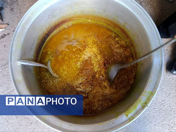 طنین همدلی در دهه فاطمیه، توزیع آش نذری در میان دانش‌آموزان دبیرستان دکتر جواد حداد ۲