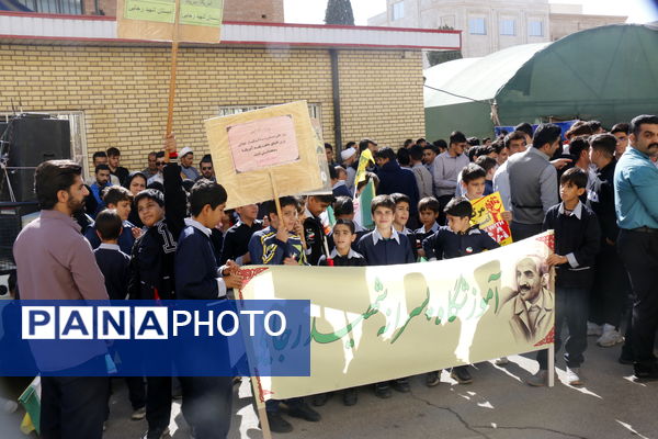 حضور پرشور دانش آموزان محلاتی در راهپیمایی 13 آبان 